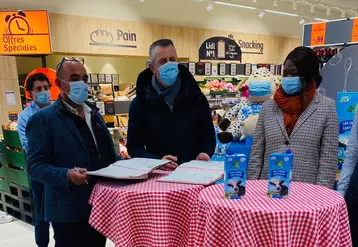 De gauche à droite : Jean-Philippe Vayre, responsable et cofondateur de de la coopérative Cant’Avey’Lot, Michel Biero, directeur exécutif achats et marketing Lidl France et la députée du Lot, Huguette Tiegna © Lidl