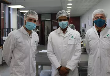 Les fondateurs d'Algama (le président Alvyn Severien au milieu et Gaëtan Gohin à gauche) ont reçu Franck Margain (àd roite), président de l'agence Choose Paris Region au laboratoire de Malakoff.  © S. C.