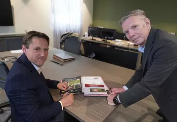 Signature du partenariat entre Cloé et Charal par Alexandre RAGUET, Directeur de Cloé et Franck LUCAS, Directeur des Etablissements Charal Metz, mercredi 7 avril © LORCA