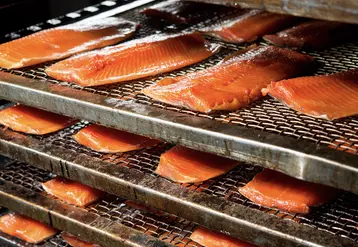 L'industrie du saumon et de la truite fumée importe du saumon de Norvège, d'Ecosse, etc. © Labeyrie