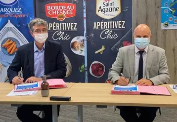 Pierre Hebert, directeur général d'AO&C (à gauche), et Bernard Meyzie, directeur départemental ddes territoires e la Sarthe (à droite), signent la charte d’engagement pour la sécurité des salariés sur la route.