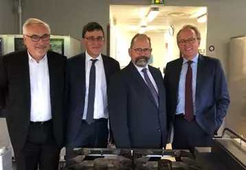 Laurent Vastel, maire (UDI) de Fontenay-aux-Roses, Patrick Donath, maire (UDI) de Bourg-la-Reine, Philippe Laurent, maire (UDI) de Sceaux et Etienne Lengereau, maire (UDI) de Montrouge, sont engagés dans un projet de cuisine mutualisée. © DR