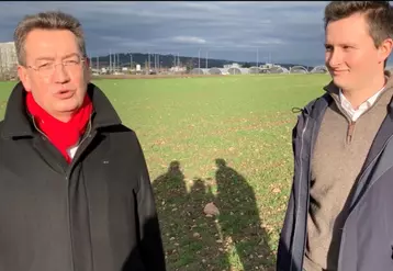 Philippe Cochet, maire de Caluire et Cuire, et Bastien Joint porteur du projet de ferme urbaine. © Capture d'écran vidéo de ...