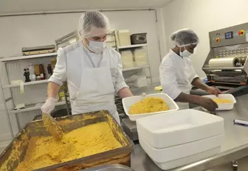 La cuisine centrale doit produire jusqu'à 2000 repas quotidiens pour les plus démunis © Département de ...