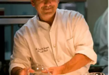 Chef doublement étoilé Bernard Bach est partenaire de Compass Group depuis 2013.