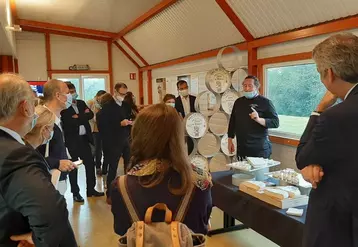 Emmanuel Besnier, président de Lactalis (de dos à droite) a tenu un point presse hier dans une fromagerie à Meaux. © compte twitter Lactalis