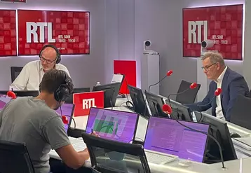 A droite, Philippe Guillemot, DG d'Elior Group annonçant hier sur RTL le déploiement du Nutri-Score.