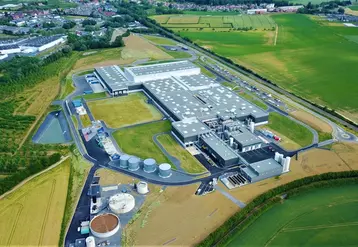 S'étendant sur 32 000 m2 la nouvelle usine emploie 130 salariés. © Refresco