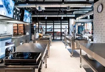 L'université culinaire de Louvre Hotels Group comprend notamment un atelier culinaire de 120 m2. © Pixeline Photographie