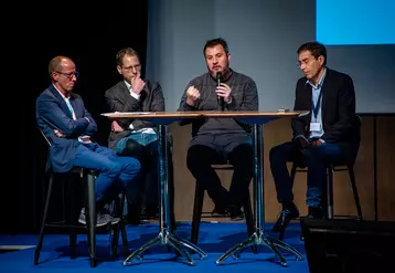 De gauche à droite : Emmanuel Audoin (Bureau Veritas) ; Matthieu Hug (Tilkal);  Nicolas Merle (Civis blockchain) ; Jean-Yves Girard (IBM). © DR