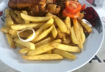 Plat de poulet frites dans un restaurant togolais, inspiré d'une cuisine étrangère, mais produit localement.