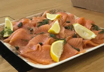 Saumon fumé issu des fermes aquacoles
