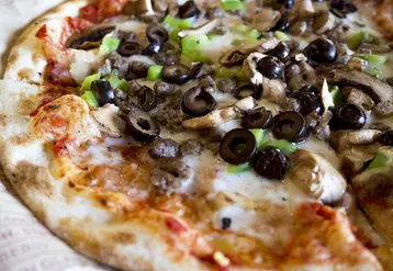 image d'une pizzas aux olives, poivrons et fromages.