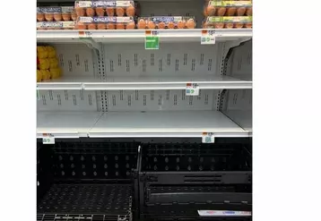 Pour limiter les rayons vides, plusieurs chaînes de supermarchés n'autorisent que deux boîtes d'oeufs par consommateur