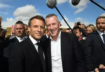 Emmanuel Macron avec Michel Biero, directeur exécutif achat et marketing de Lidl France, à Terres de Jim.