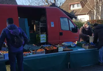 vente de fruits et légumes sur un marché