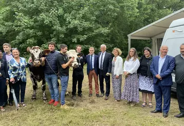 Hervé Morin, Président de la Région Normandie, entouré d'acteurs soutenant la démarche STG du du bœuf de race normande, au Haras du Pin, dans l'Orne, le 29 juin.