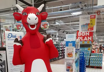 La mascotte de la Vache qui rit à l'occasion d'une opération organisée au sein du Carrefour Ilzach en avril 2022. 