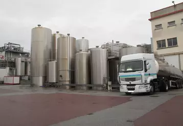 IMG_5808 /  camion de collecte chez  Maîtres laitiers du Cotentin dans la Manche. transformation du lait de vache. industrie laitière. cuves de stockage. 