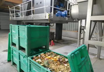 La plateforme de l'Assiette au Champ est en capacité de traiter toutes sortes de déchets alimentaires,  de la restauration, des IAA, de la GMS, emballés ou non. Le déconditionneur est en arrière-plan.