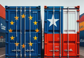 deux conteneurs, un peint du drapeau de l'union européenne, l'autre peint avec le drapeau chilien.
