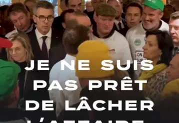 Emmanuel Macron, lors de sa visite du salon, discutant avec différents syndicalistes agricoles