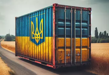 un conteneur posé sur une route de campagne avec le drapeau ukrainien dessiné dessus