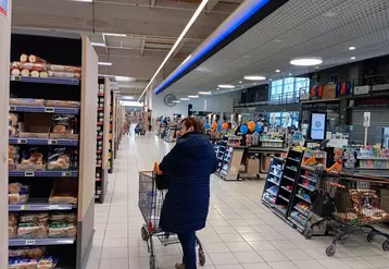 femme qui fait des courses avec un chariot au supermarché