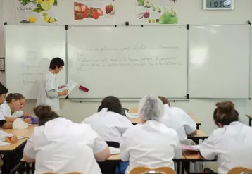 lycéens en blouse apprenent la cuisine