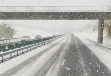 autoroute sous la neige