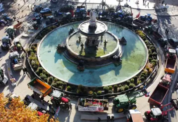 tracteurs bloquant un rond point lors d'une manifestation agricole