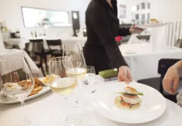 service d'un plat de poisson au restaurant