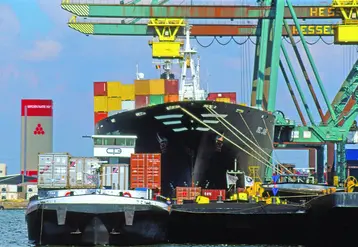  Chargement d'un porte-conteneurs. Transport maritime.