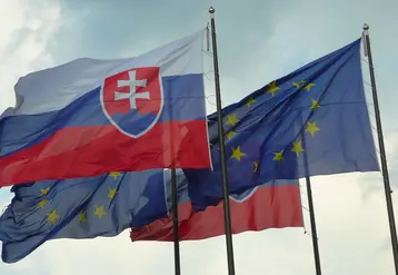Drapeaux slovaques aux côtés des drapeaux européens devant le Conseil national de la République slovaque