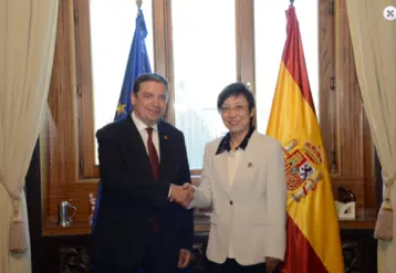 Le ministre de l’Agriculture, de la Pêche et de l’Alimentation, Luis Planas, et le vice-ministre des Douanes de Chine, Weihong Lyu,
