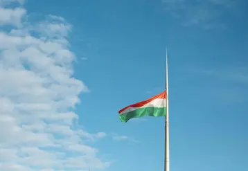 drapeau hongrois qui flotte au vent sur fond de ciel