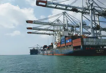 bateau porte conteneur