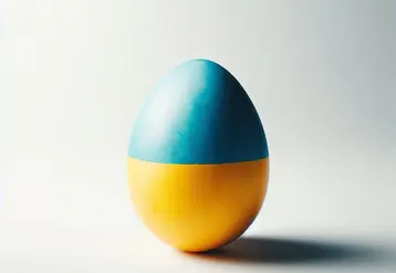 un oeuf dont la coquille est peinte du drapeau ukrainien