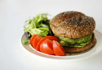 burger vegetal, tomate, salade