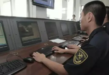 douanier chinois devant son ordinateur