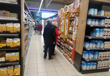 couple de retraités dans un rayon du supermarché