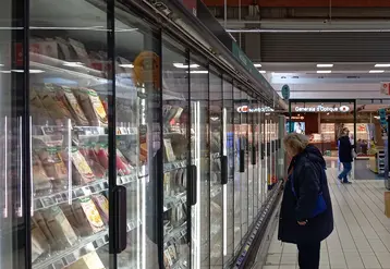 Mamie au supermarché