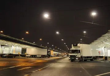 camion devant quais de déchargement, de nuit