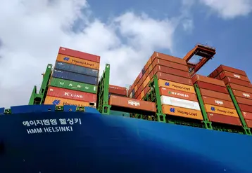 bateau porte conteneur en contre plongée