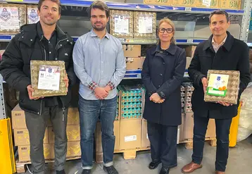 4 personnes devant un rayon oeuf