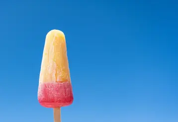 Une popsicle colorée avec un ciel bleu en arrière-plan