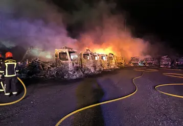 Des camions brulés dans un incendie