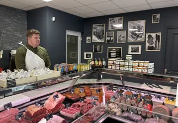 boucher devant son étal