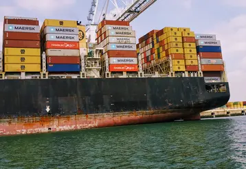 bateau porte conteneur à quai