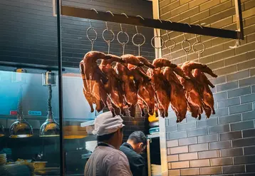 canard laqué devant un restaurant chinois